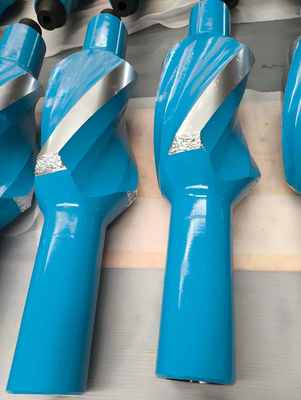 Stabilizer bilah las spiral 28", badan OD 11" dengan kotak Reg. 8-5/8" di bawah dan kotak H90 8-5/8" di atas.